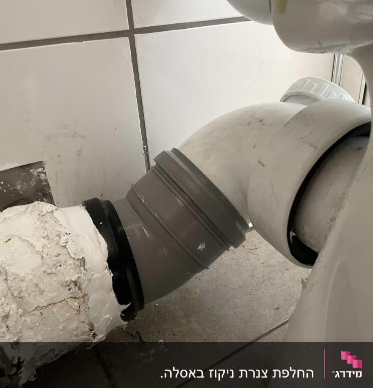 צינור ביוב עם חיבורי פלסטיק ואיטום לבן